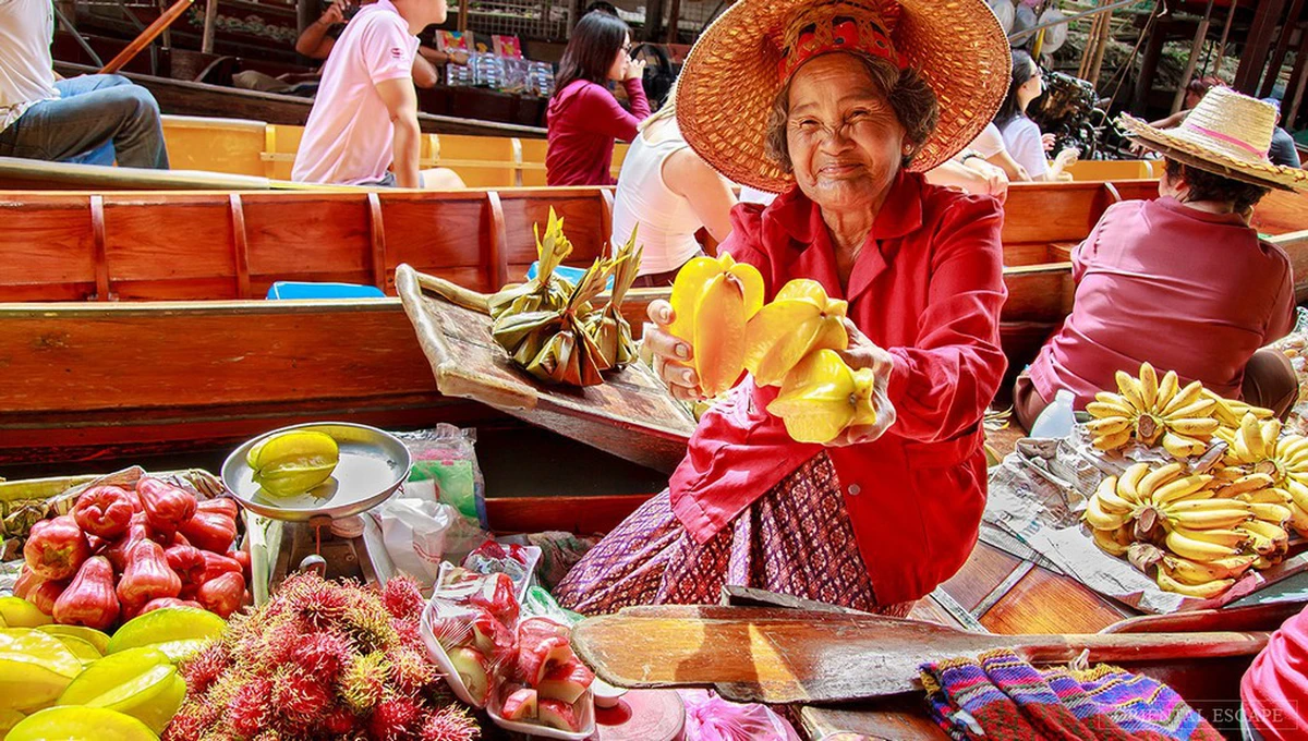 Một phụ nữ bán trái cây ở khu chợ nổi Damnoen Saduak gần Bangkok - Ảnh: livingnomads
