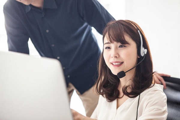 A woman whose manager is instructing the support content Woman customer support