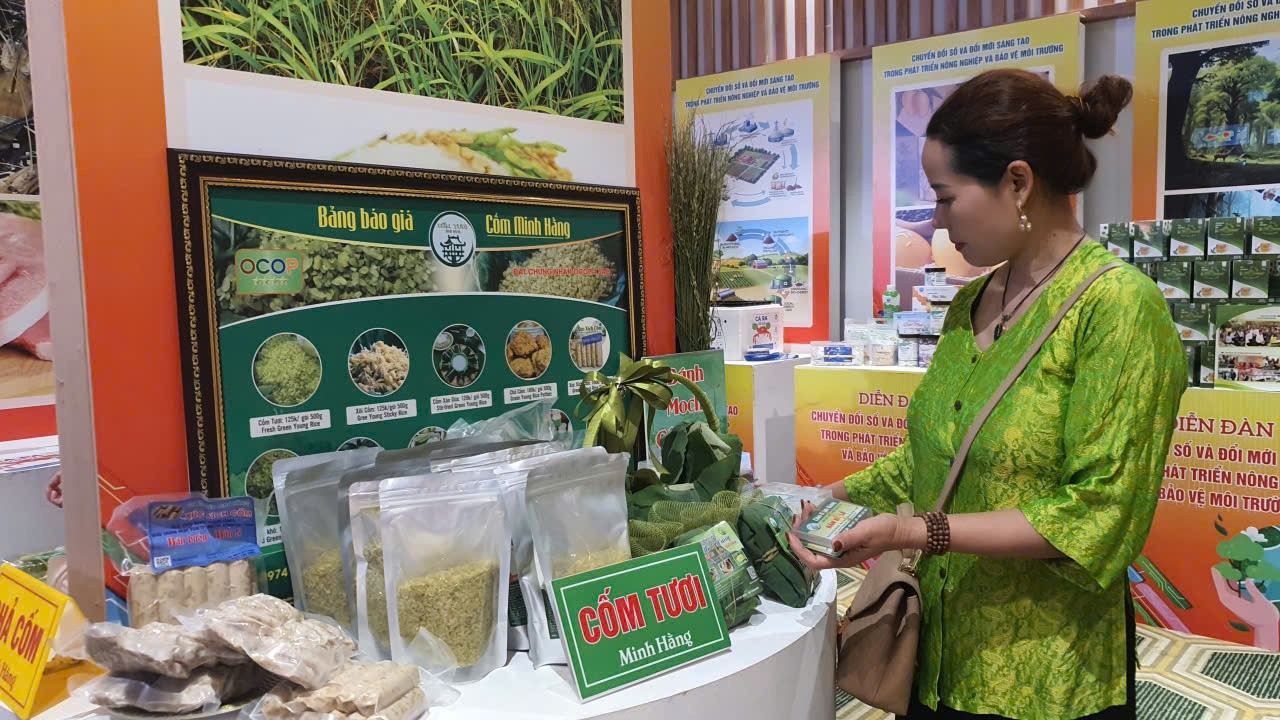 Các sản phẩm cốm đa dạng như chả cốm, cốm tươi, bánh cốm của Hà Nội.